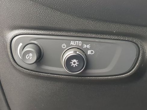 Used 2020 Chevrolet Equinox LT image 18