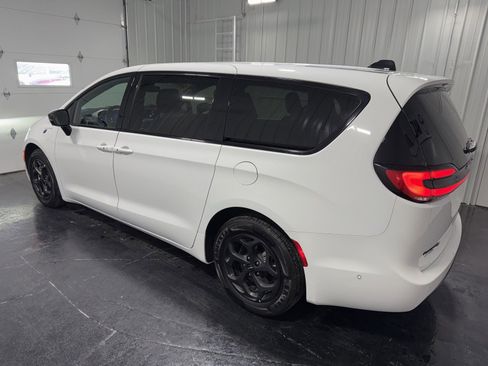 Used 2024 Chrysler Pacifica Select image 2