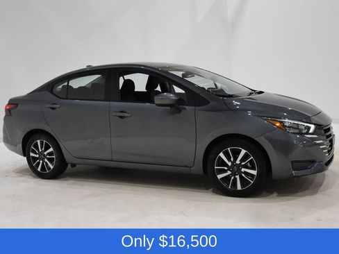 Used 2025 Nissan Versa SV image 3