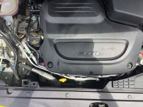 Used 2025 Chrysler Pacifica Limited FWD image 31