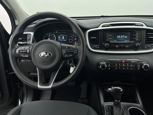Used 2017 Kia Sorento LX image 3