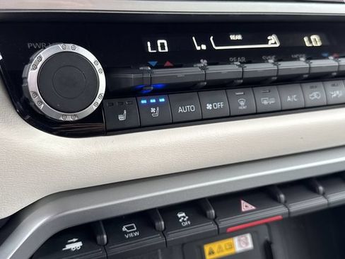 Used 2024 Toyota Sequoia Capstone AWD/4WD image 38