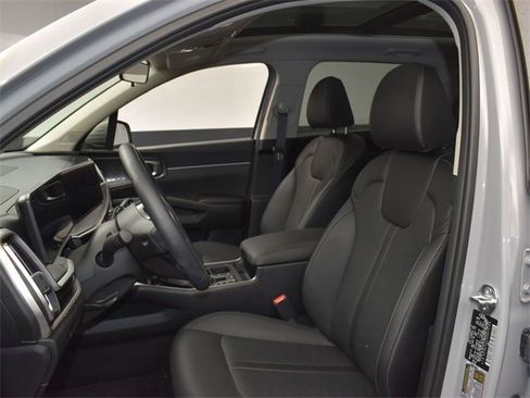 Certified 2025 Kia Sorento S w/ Panoramic Sunroof Package image 9