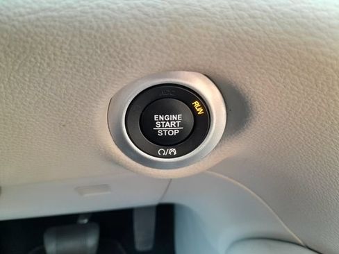 Used 2023 Chrysler Pacifica Limited FWD image 19