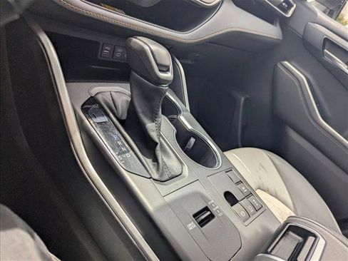 Used 2023 Toyota Highlander Bronze Edition image 10