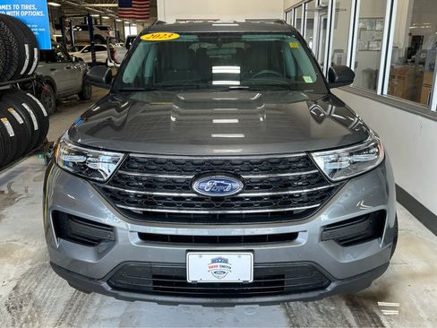 Used 2023 Ford Explorer XLT image 2