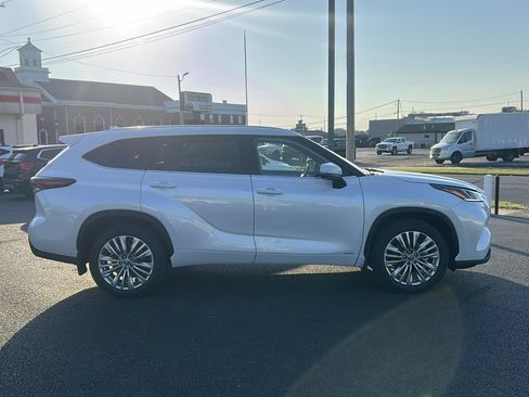 Used 2026 Toyota Highlander Platinum AWD/4WD image 4