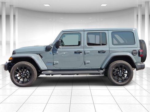 Used 2025 Jeep Wrangler Unlimited Sahara AWD/4WD image 6