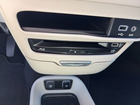 Used 2019 Chrysler Pacifica Limited w/ Tire & Wheel Group FWD image 27