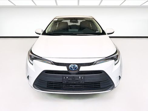 Used 2023 Toyota Corolla LE FWD image 2