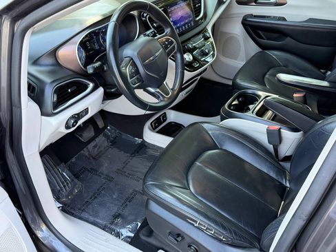 Used 2017 Chrysler Pacifica Touring-L FWD image 12
