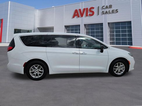 Used 2025 Chrysler Pacifica Select image 7