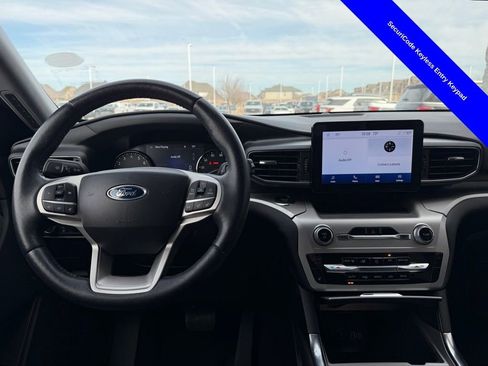 Used 2022 Ford Explorer XLT w/ Equipment Group 202A image 8