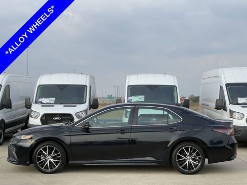Used 2023 Toyota Camry SE image 3
