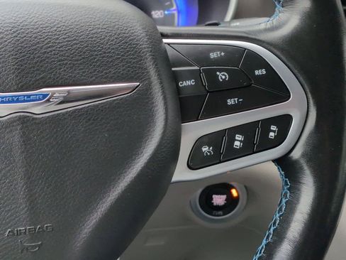 Used 2021 Chrysler Pacifica Touring-L image 17