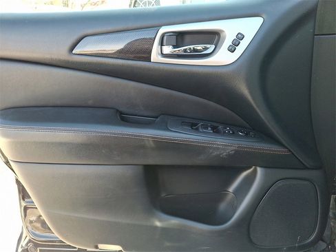 Used 2020 Nissan Pathfinder SL image 12