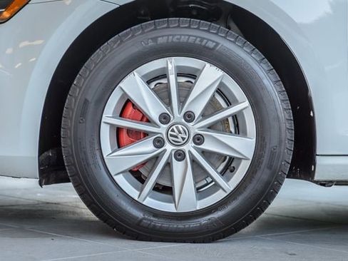 Used 2016 Volkswagen Golf S image 11