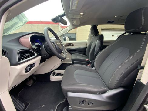 Used 2023 Chrysler Voyager LX image 10