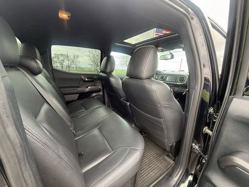 Used 2017 Toyota Tacoma TRD Off-Road w/ Premium & Technology Package image 18