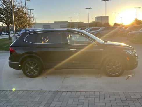 Used 2023 Volkswagen Tiguan SE w/ Panoramic Sunroof Package image 11