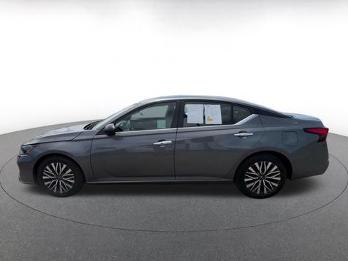 Used 2025 Nissan Altima 2.5 SV FWD image 7