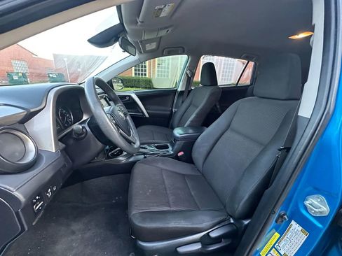 Used 2018 Toyota RAV4 LE FWD image 11