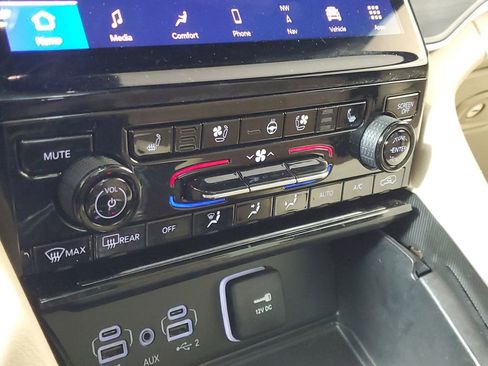 Used 2025 Jeep Grand Cherokee Limited w/ Luxury Tech Group II image 20