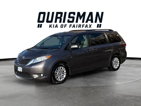 Used 2015 Toyota Sienna XLE w/ XLE Navigation Package image 2