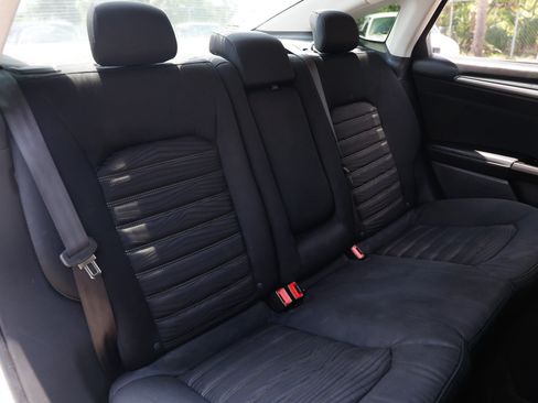 Used 2016 Ford Fusion SE FWD image 18