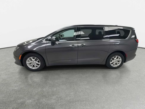 Used 2021 Chrysler Voyager LX FWD image 5