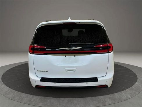 Used 2022 Chrysler Pacifica Touring-L FWD image 3