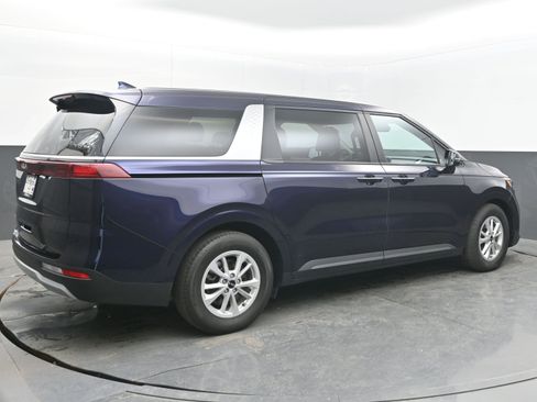 Used 2023 Kia Carnival LX image 7