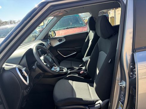 Used 2025 Kia Soul LX w/ LX Technology Package image 24