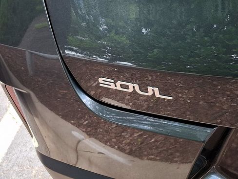 Used 2025 Kia Soul LX w/ LX Technology Package FWD image 7