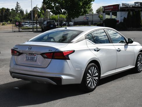 Used 2024 Nissan Altima 2.5 SV FWD image 8