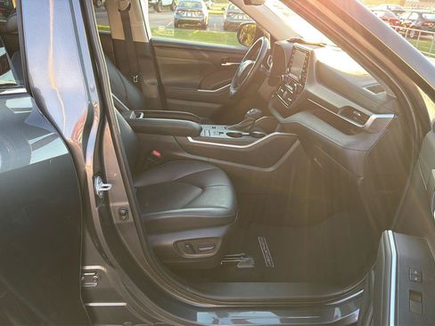 Used 2022 Toyota Highlander XLE FWD image 14