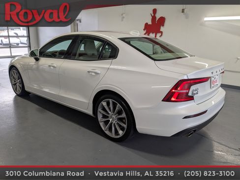 Used 2021 Volvo S60 T5 Momentum image 2