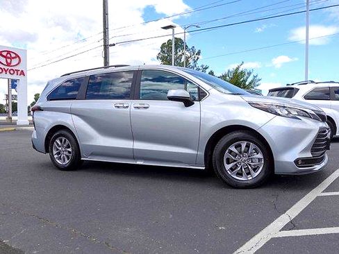Used 2025 Toyota Sienna XLE FWD image 4
