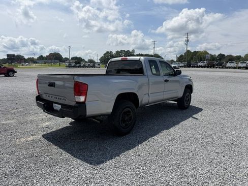 Used 2017 Toyota Tacoma SR RWD image 2