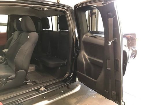 Used 2018 Toyota Tacoma SR5 AWD/4WD image 9