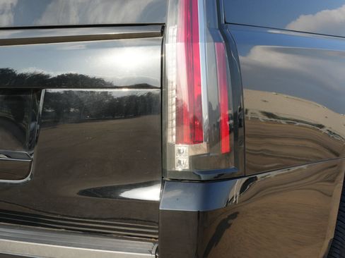 Used 2019 Cadillac Escalade ESV Premium Luxury RWD image 17