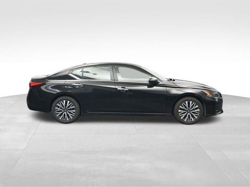 Used 2024 Nissan Altima 2.5 SV FWD image 6