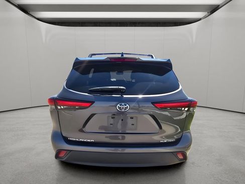 Used 2021 Toyota Highlander XLE AWD/4WD image 4