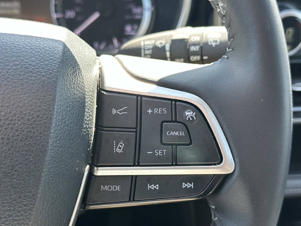 Used 2024 Toyota Highlander XLE AWD/4WD image 24
