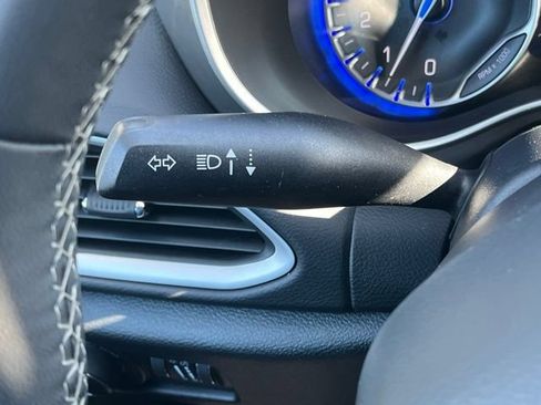 Used 2025 Chrysler Pacifica Select FWD image 37