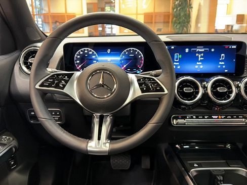 Used 2026 Mercedes-Benz GLB 250 w/ Sun & Sound Package image 15