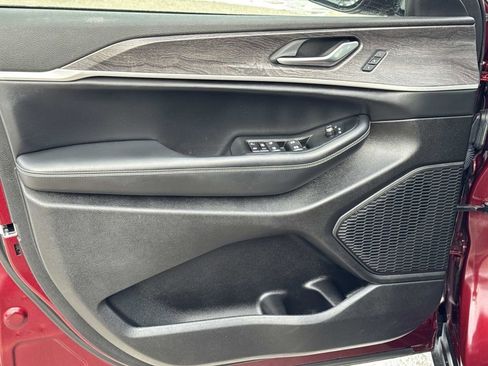 Used 2023 Jeep Grand Cherokee Limited image 17