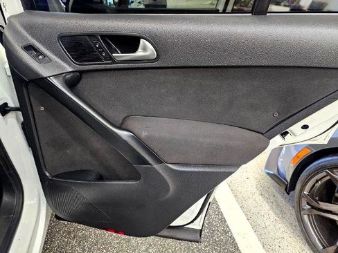 Used 2018 Volkswagen Tiguan Limited image 24