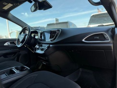 Used 2020 Chrysler Pacifica Touring w/ Advanced Safetytec Group image 14