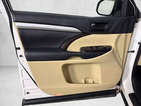 Used 2015 Toyota Highlander Plus FWD image 10